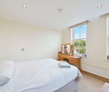 A superb two bed luxury apartment finished to an extremely high sta... - Photo 4