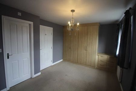 4 bed Town House - Photo 2