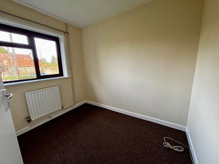 2 bedroom semi-detached bungalow to rent - Photo 4