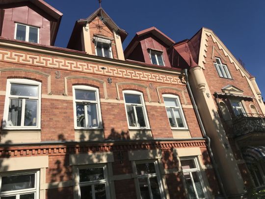 Ljus och luftig 2,5:a i centrala Sala – två trappor upp - Foto 1
