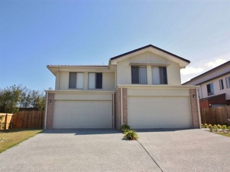 Spacious Townhome + Air Con + Ensuite + Yard!!! - Photo 2