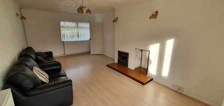 £1,400 PCM, Spacious Four Bedroom House with Off-Road Parking and Large Enclosed Garden in St David’s Crescent, Penarth, Vale of Glamorgan, CF64 3LZ - Photo 2