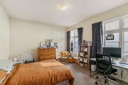 Spacious Sunny home in Lyall Bay - Photo 4