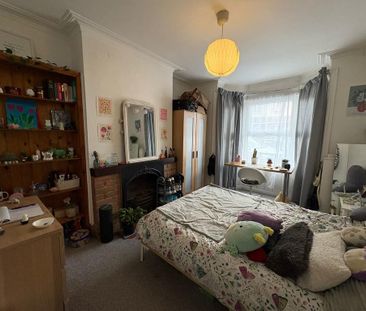 4 bedroom end of terrace house to rent - Photo 3