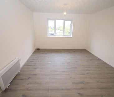 1 bedroom Flat to let - Photo 3