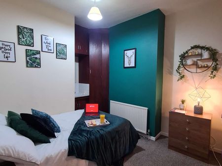 Large Room, Great Location - Photo 5