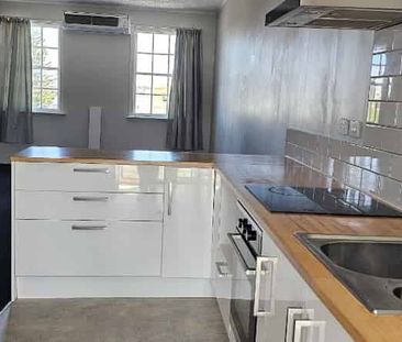 Central Petone two-bedroom apartment - Photo 2