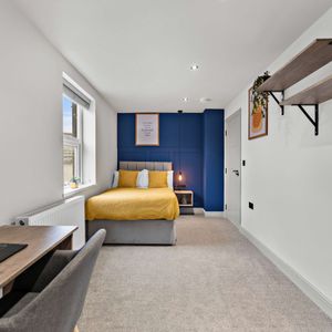 Spectacular refurbished Studios and Double en-suites - Photo 2