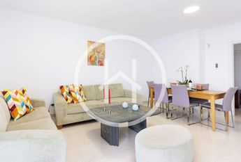 Amplio apartamento de cuatro dormitorios con vistas al mar en Radazul Bajo