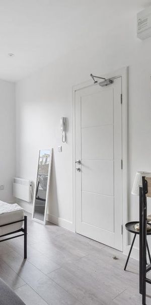 1 bedroom in a flat share to rent - Photo 1