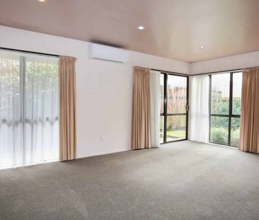 3 BEDROOM, 2 BATHROOM TOWNHOUSE - Photo 3