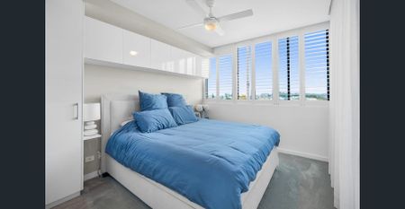 Spacious 3-Bedroom Apartment with Ocean & Skyline Views - Photo 5