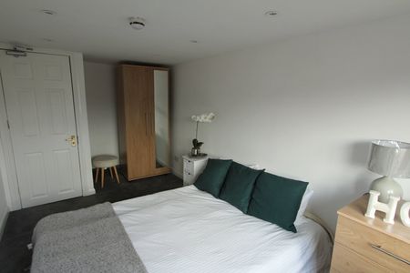 6 Bed Terraced House, Grange Avenue, RG6 - Photo 3