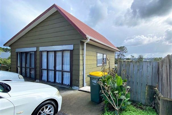 Adorable Cottage in the Heart of Glenfield! - Photo 1