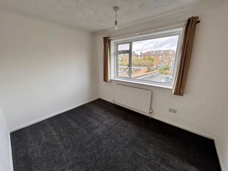 4 bedroom semi-detached house to rent - Photo 5