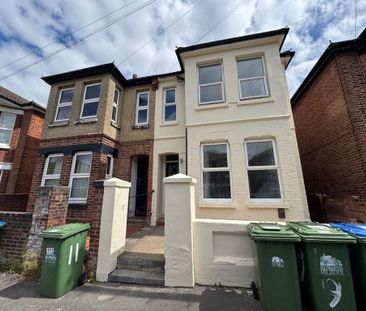 4 bedroom semi-detached house to rent - Photo 5