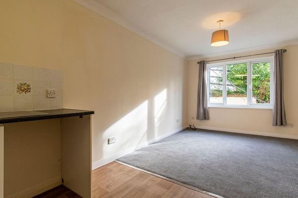 2 bedroom ground floor flat to rent - Photo 1
