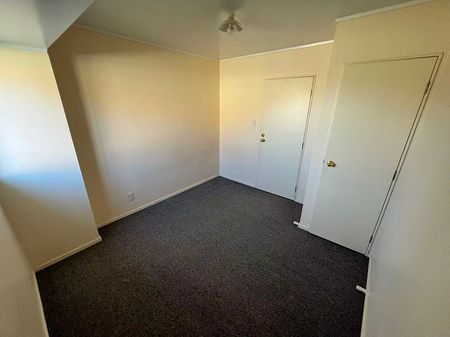 Charming 4 Bedroom Family Home in Flat Bush - Photo 4