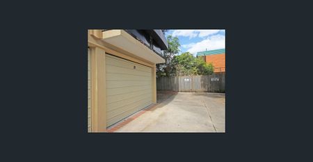 Spacious East Brisbane Apartment Just 2km from the CBD - Photo 4