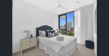Furnished Luxury, Half Floor 3 Bedroom Apartment in Heart of Broadbeach - Photo 4