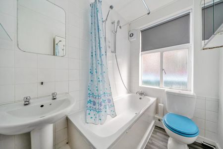 3 bedroom flat to rent - Photo 3