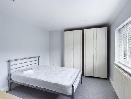 6 bedroom semi-detached house to rent - Photo 4