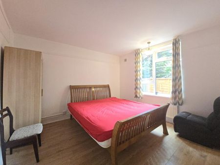 3 Bed Flat, London, W3 - Photo 2