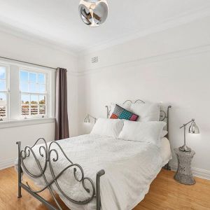 Stylish Top-Floor Apartment in Prime Lifestyle Location - Photo 2