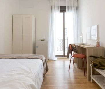 Room in a shared 5-bedroom apartment for rent in Ríos Rosas, perfect for female professionals and students - Foto 5