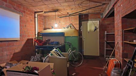 Ruime gezinswoning met grote tuin te huur in Zomergem! - Photo 3