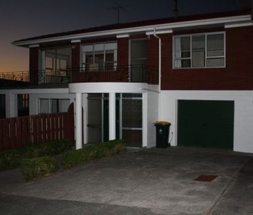 Charming 3BR Pakuranga Retreat! - Photo 3