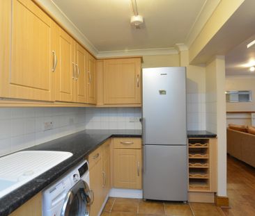 Lovely & Spacious 3 Bedroom House for Rent in South Wimbledon SW19 - Photo 2