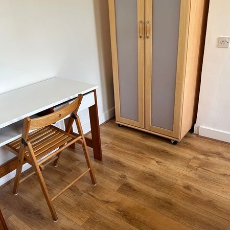 4 Bed Semi-Detached House, Rowlls Road, KT1 - Photo 3