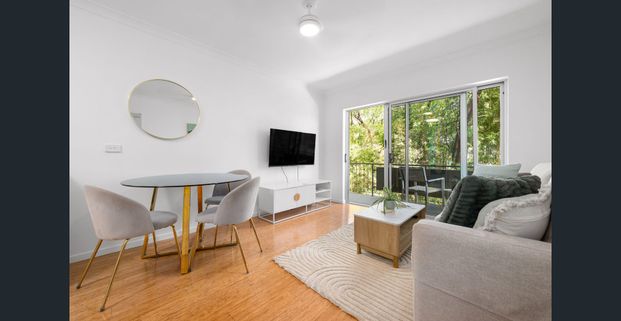 Fully Furnished Inner-City Apartment in Boutique West End Complex - Photo 1