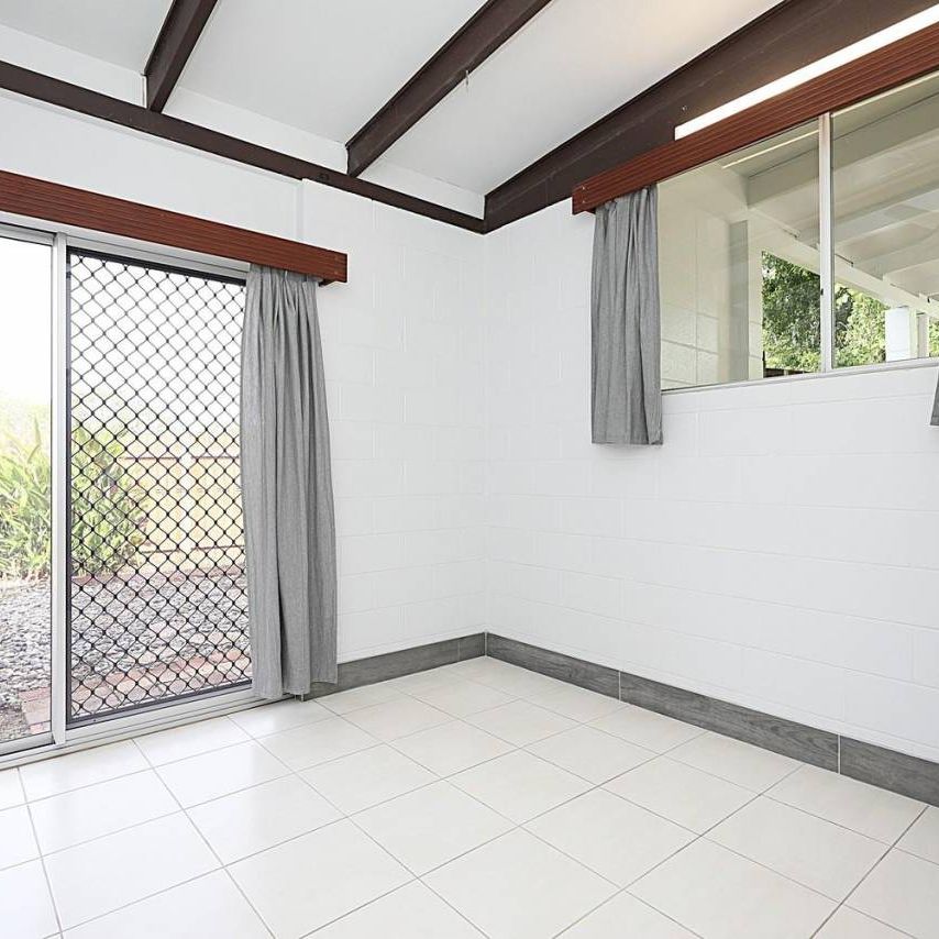 Fully Renovated - Vaulted Ceilings - 60m From Beach - Fenced Yard - Secure Carport - Photo 1