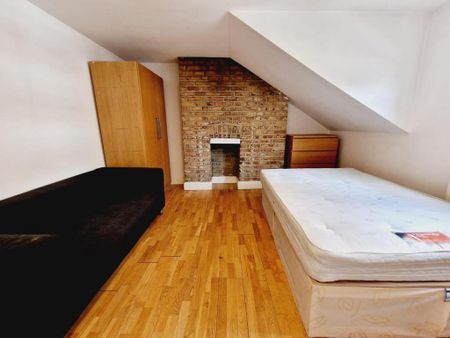 4 bedroom flat to rent - Photo 2