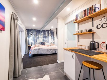 Beautiful & Sunny 4-Bedroom Family Home - Photo 5