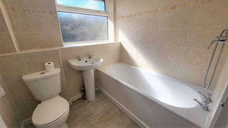 3 bedroom semi-detached house to rent - Photo 5