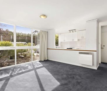 LIGHT-FILLED TWO BEDROOM APARTMENT IN PRIME LOCATION - Photo 4