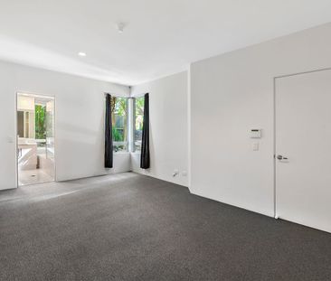 Ground floor large 3 bedroom apartment with golf course views - Photo 2