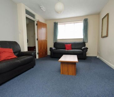 4 bedroom semi-detached house to rent - Photo 5