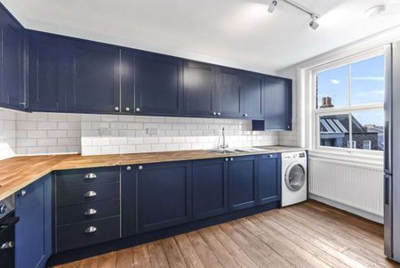 Recently refurbished 2 bedroom duplex apartment - Photo 3