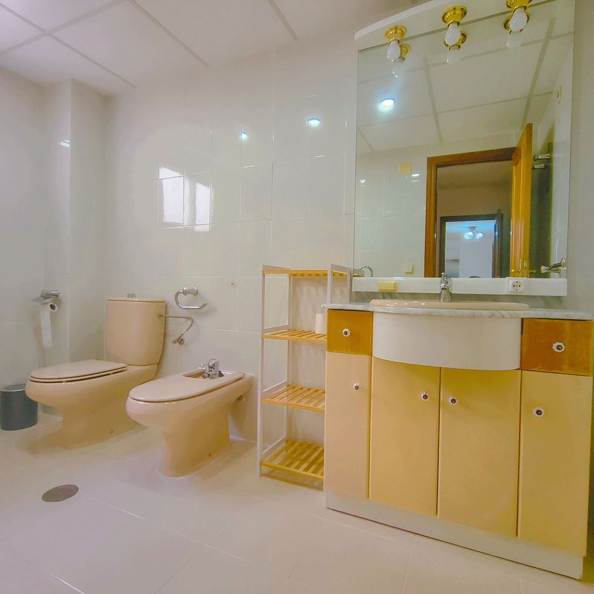 Piso de alquiler en Carrer Arquitecto Morell, 17, Ensanche - Diputación - Photo 1