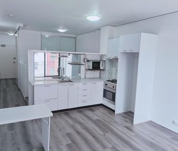 Modern One Bedroom Apartment in Prime Chippendale Location - Photo 3