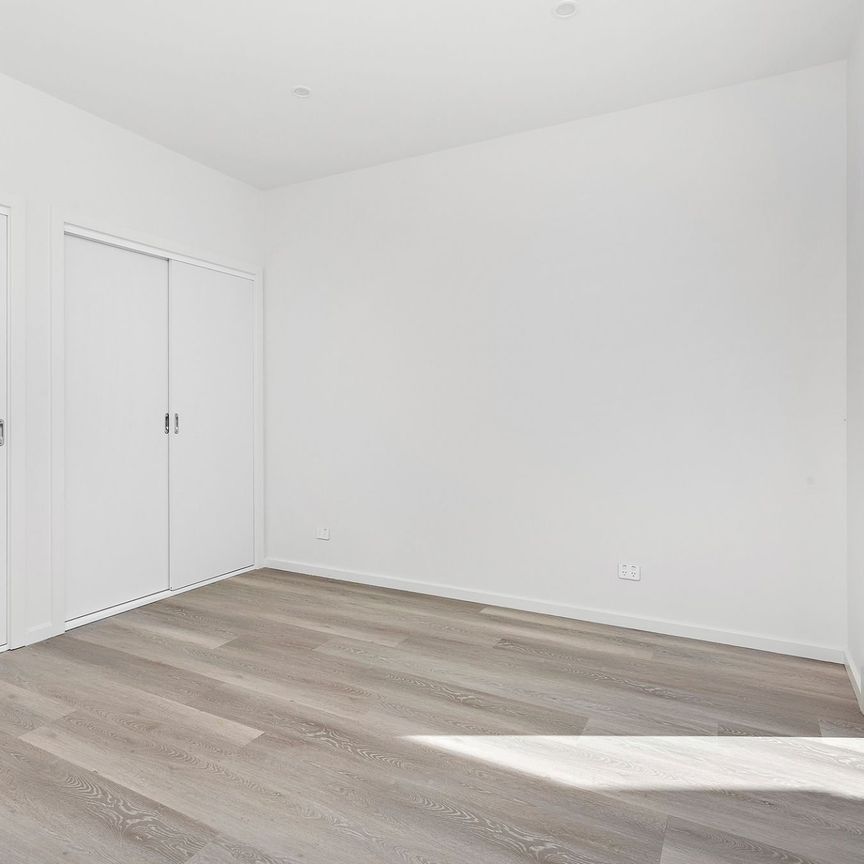 Chic With Stunning Lake Views - Photo 1