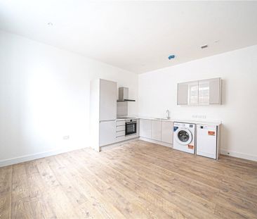 A lovely modern one bedroom flat close to the train station and cit... - Photo 3