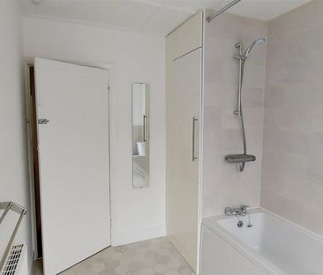 2 bedroom Semi-detached house to rent - Photo 5