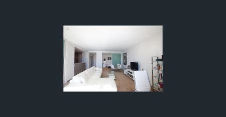 Popular harbourside precinct location with parking included - Photo 2