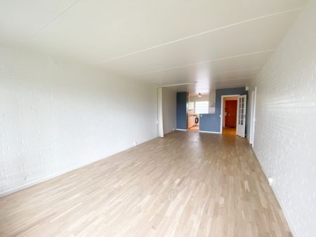 Hyggelig 2-værelses lejlighed på med stor altan - Photo 2