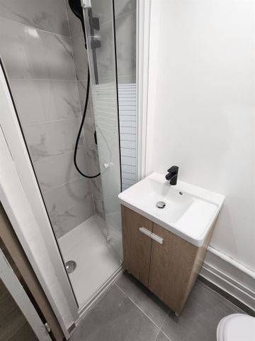 SURESNES - parc du château appartement de 33 m² - 2 pièces - 1 chambre - 1 salle d'eau - Photo 2